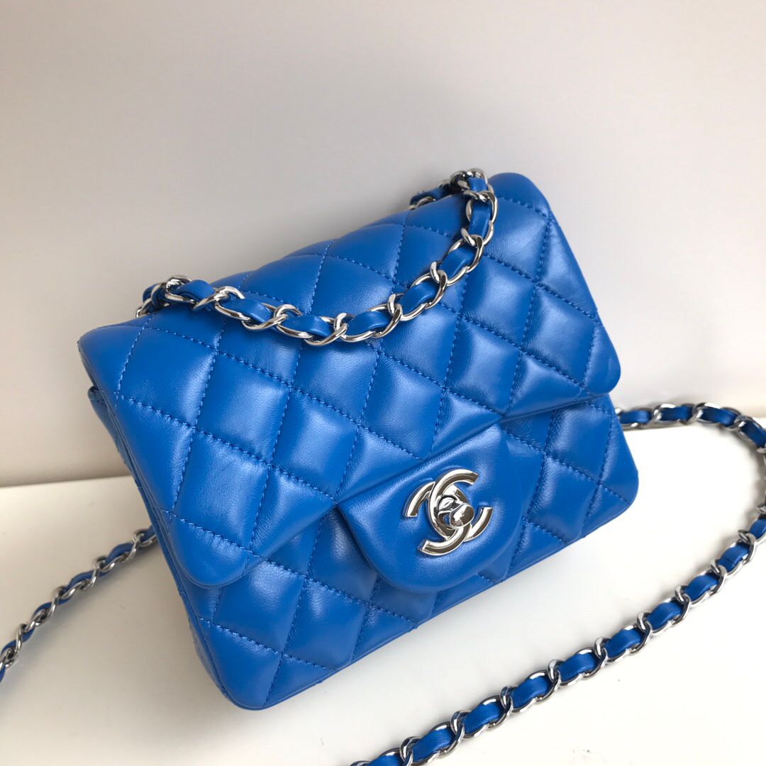 Fang Fatzi Mini 17cm CF has a very feminine elegance and inherits classics. It is listed as the historical sales champion and is an indispensable piece in every pink fan’s wardrobe. 17cm650 Sheepskin