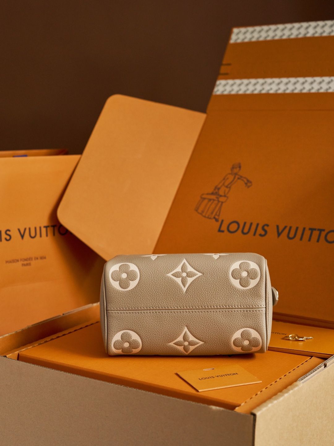 This handbag, M46575, is an exclusive online launch. It is crafted according to the Z-grade customization process in France. It features a dynamic chip code change, original factory-specific fabric, and original factory-specific 316F stainless steel hardw