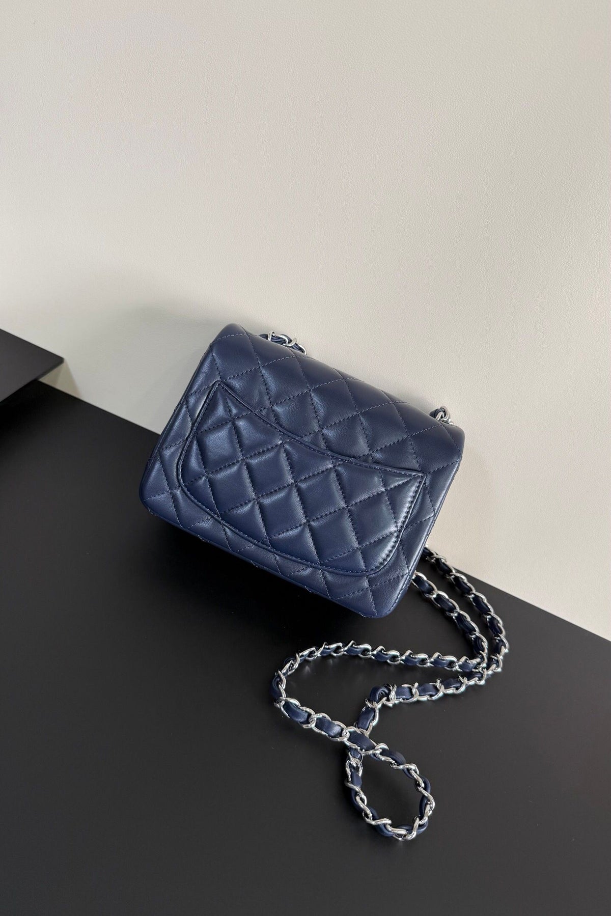 Dark blue silver buckle Classic Flap classic Cf square fat return is exquisite and durable. It is a timeless style that can be matched with anything.