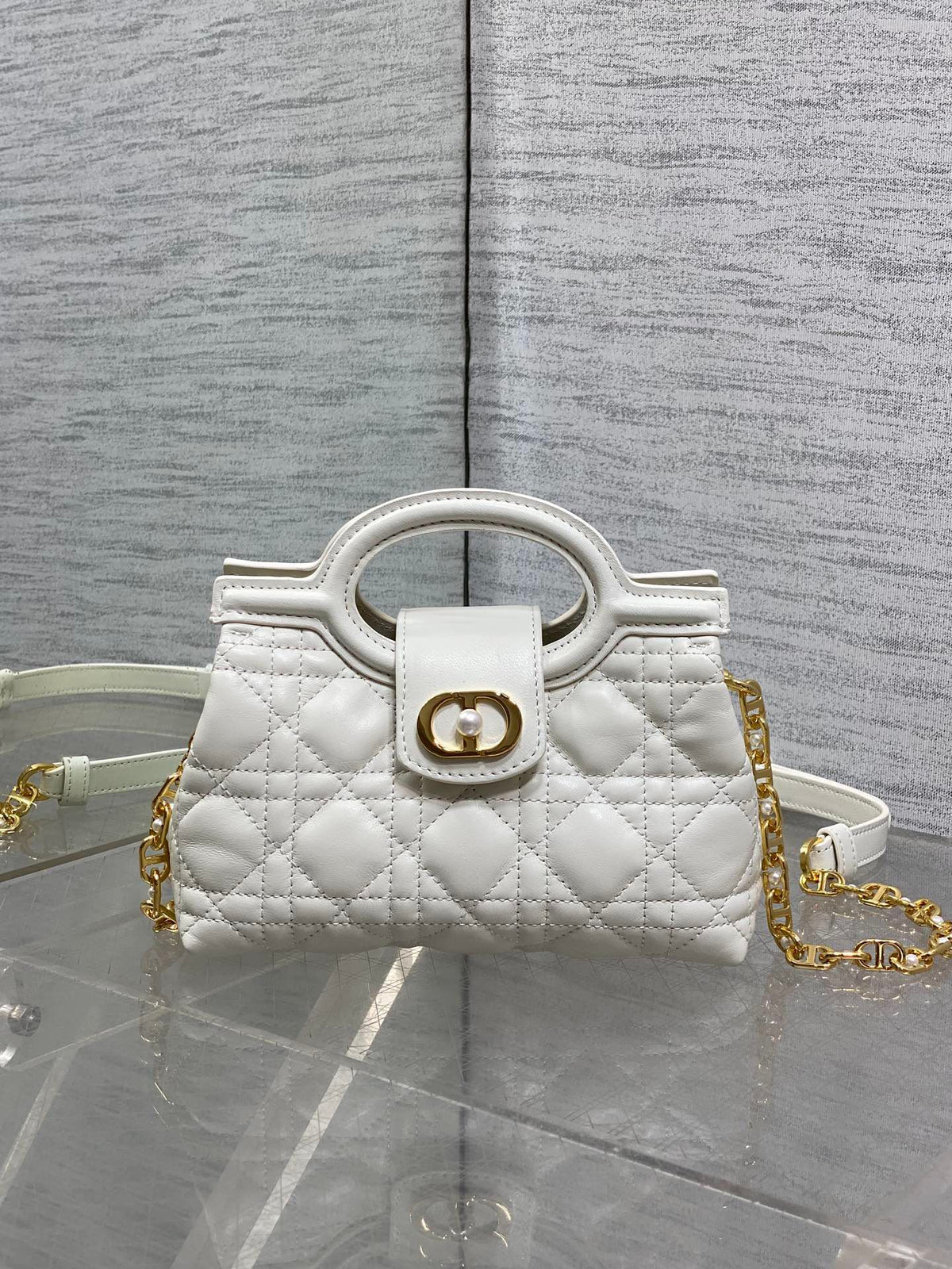 Jolie Top Handle Mini I have no resistance to this kind of exquisite small bag. Carrying a large bag is too tiring. I really like this compact model. It is small, but it can be stuffed with tissues when going out. The best thing is that it can be carried