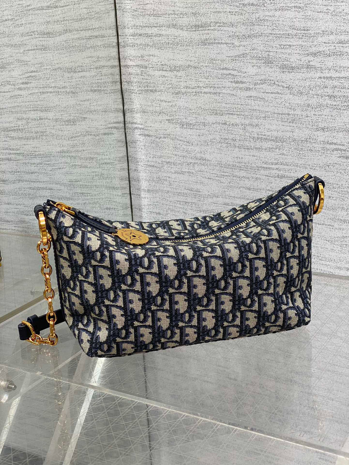 Ready stock Hobo star chain handbag series, upgraded version of the lunch box bag, practical design, equipped with an adjustable long shoulder strap, which greatly improves the practicality. The silhouette is soft and ultra-light for personal use. The