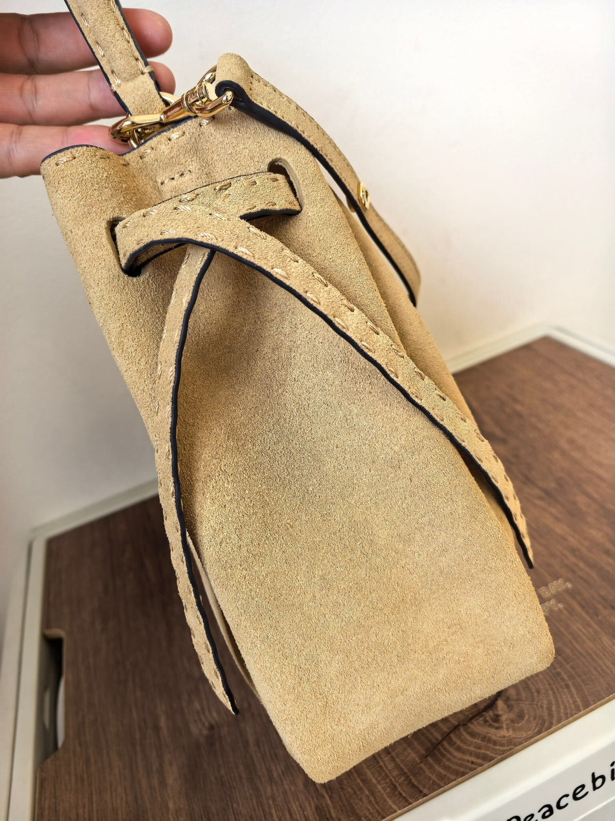 Toryburch's brand new drawstring shopping tote bag with serial number 923 ROMY is a portable crossbody bucket bag made of delicate and thick cowhide material with a soft waist contour. It is the ultimate daily handbag with light weight and spacious interi