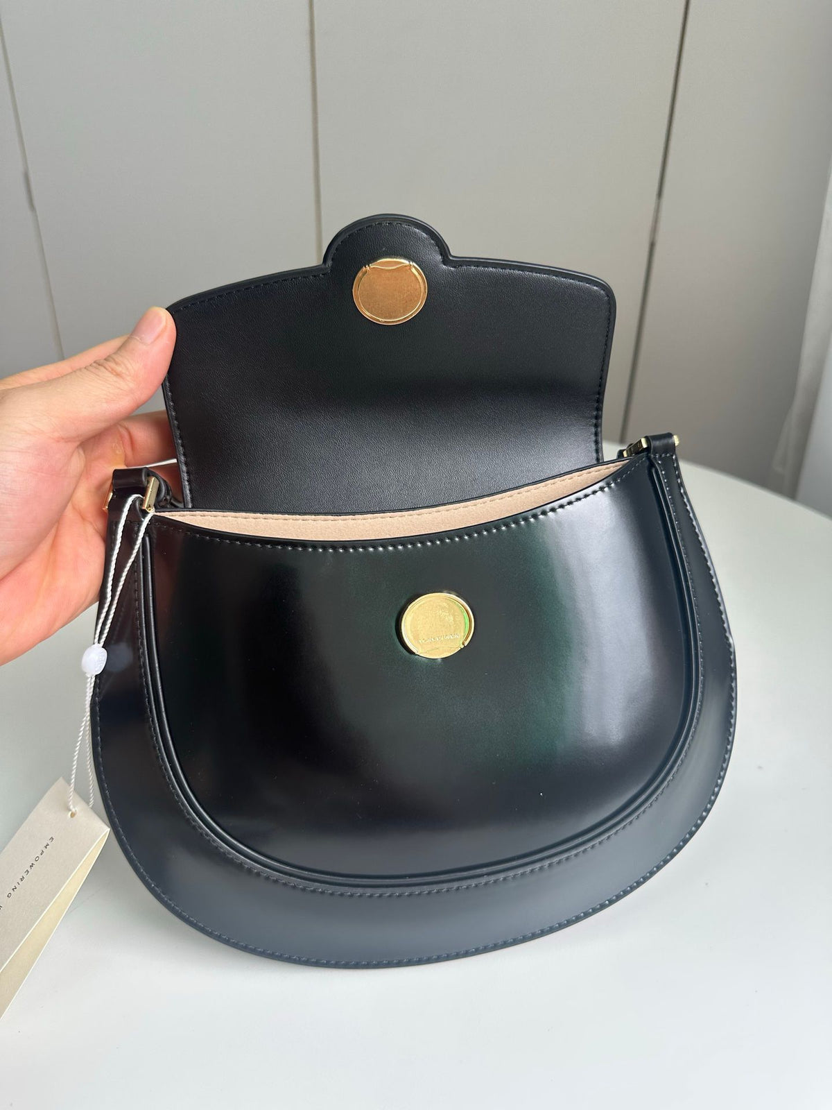 Spring/Summer 163367 Tang Li Bai Qi ROBINSON Small Flip Shoulder Backpack Handbag with Classic and Versatile silhouette, Suitable for daily use, Showcasing Fashion Taste, Adorned with Smooth and Round Edges, Height 18/Length 24/Depth 5cm
