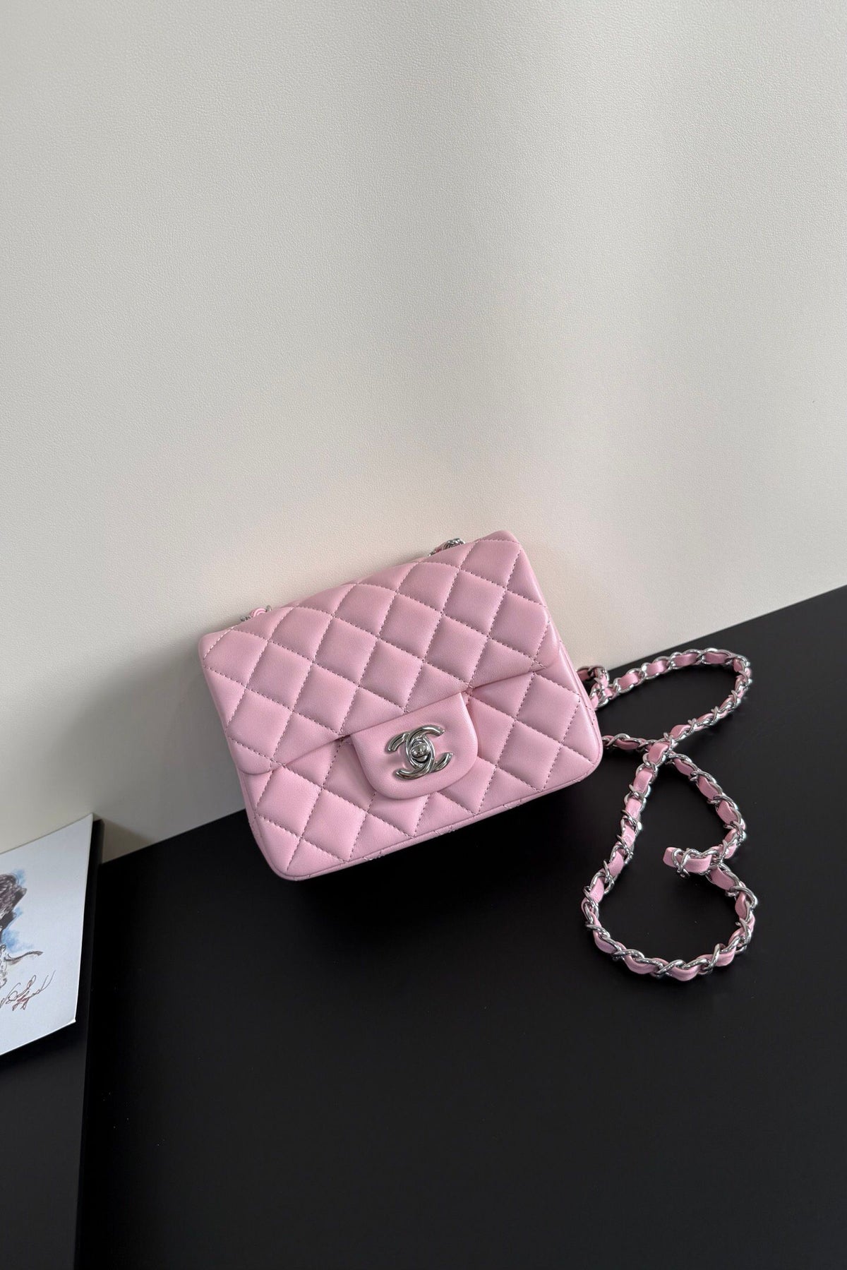 Pink silver buckle Classic Flap classic Cf square fat return is exquisite and durable. It is a timeless style that can be matched with anything.