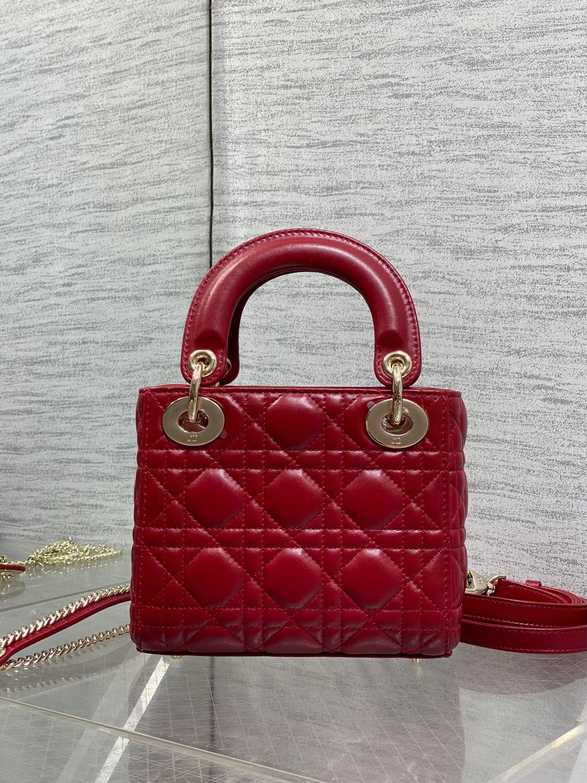 Cherry red in stock Classic Lady's latest bow-tie Princess Diana bag. A must-have three-compartment bag for everyone. Charming, elegant and full of aura. It is also full of femininity when carried cross-body. Classic fashion style. This beautiful bag is