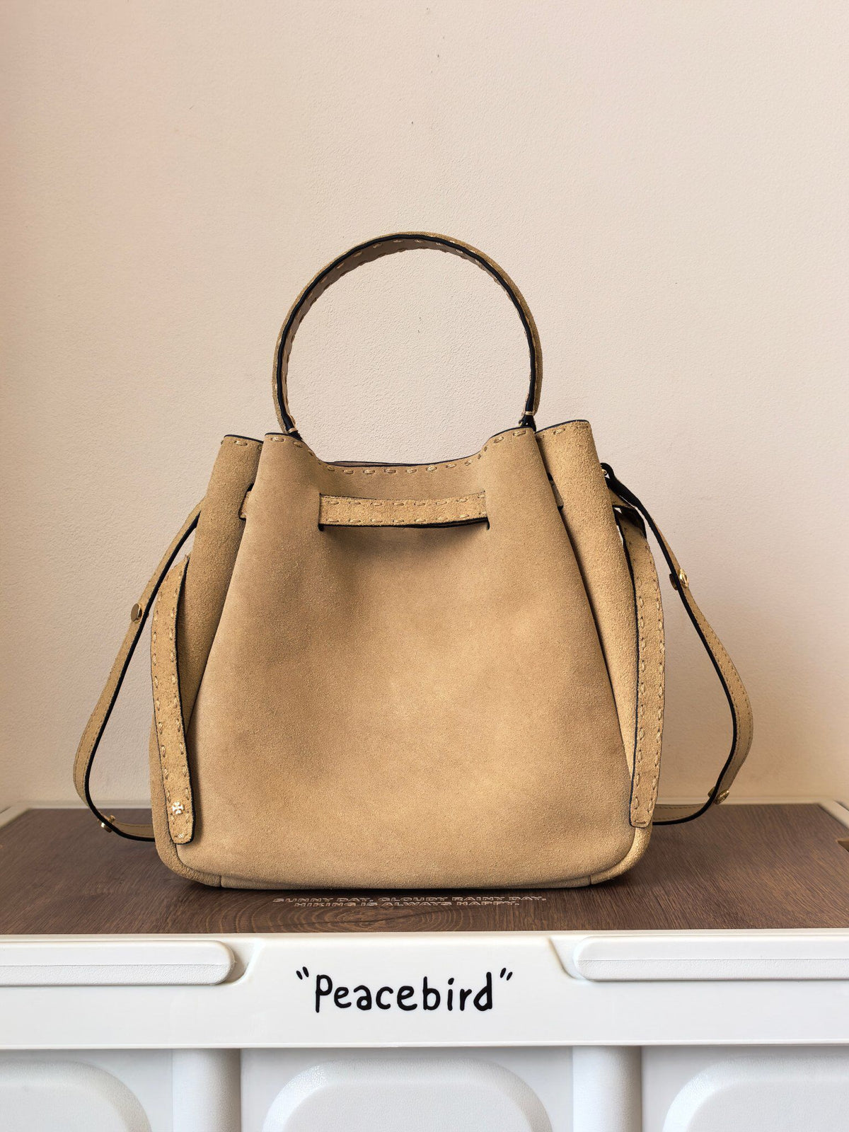 Toryburch's brand new drawstring shopping tote bag with serial number 923 ROMY is a portable crossbody bucket bag made of delicate and thick cowhide material with a soft waist contour. It is the ultimate daily handbag with light weight and spacious interi