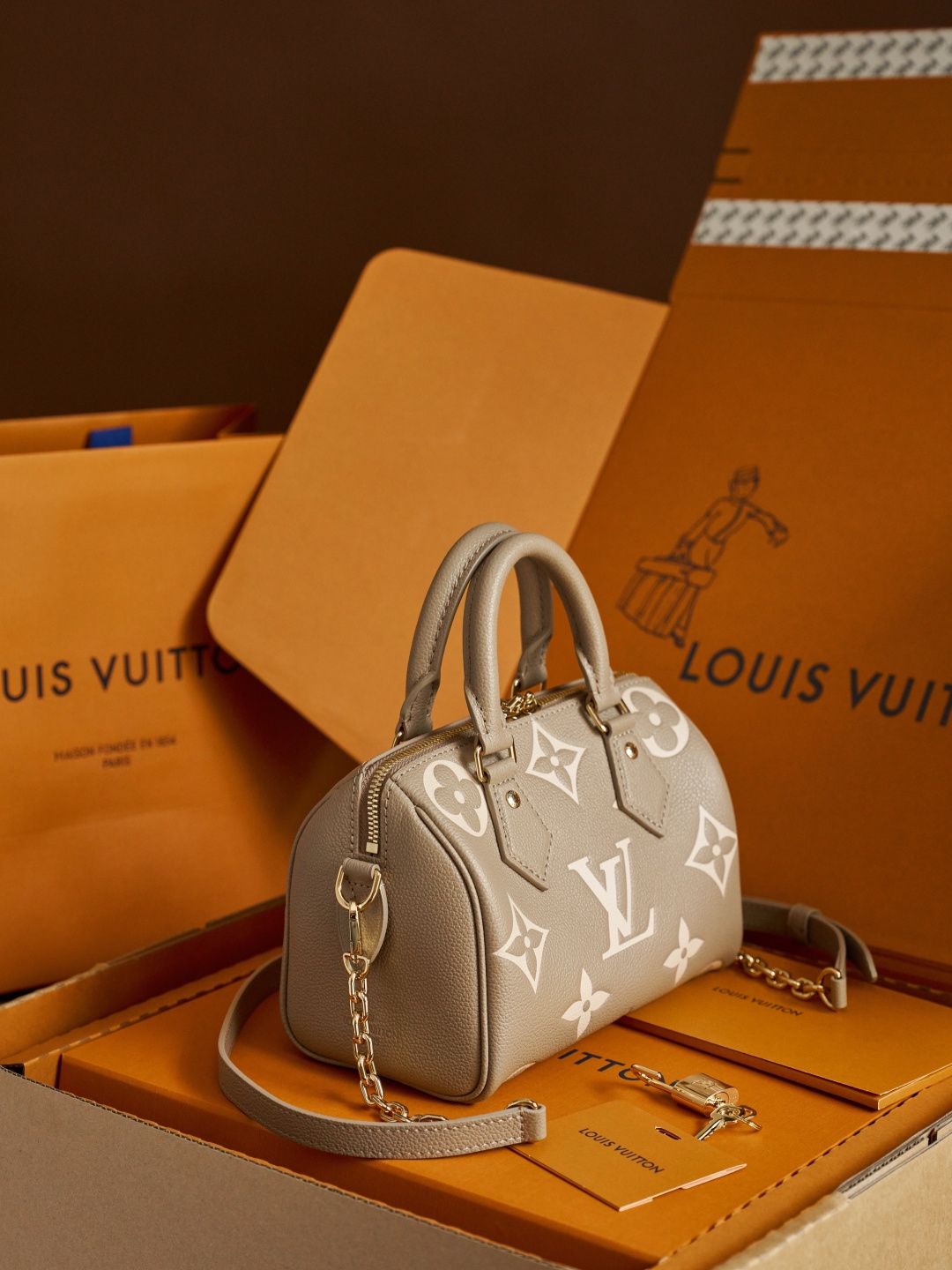 This handbag, M46575, is an exclusive online launch. It is crafted according to the Z-grade customization process in France. It features a dynamic chip code change, original factory-specific fabric, and original factory-specific 316F stainless steel hardw