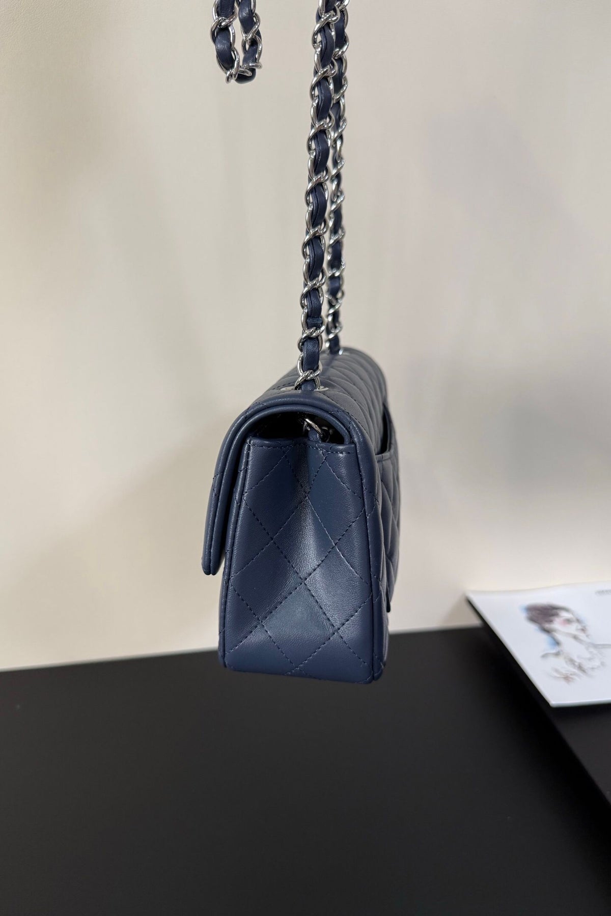 Upgraded version (full leather inside and outside) CF 20cm lambskin. Exclusive product in the market. Please see the pictures for leather details and workmanship. It is perfect. Welcome to compare. 116 dark blue silver buckle.