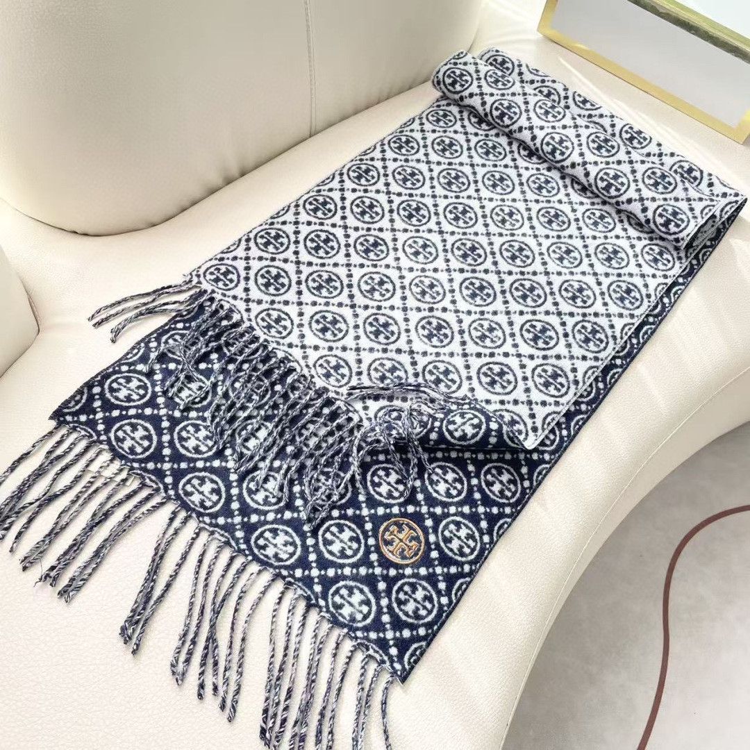 Synchronize TORY BURCH Long Scarf. It's lucky to have received this brand's products. It's really rare to see them. There are very few orders in China. The styles are really rare. The top luxury brand adheres to traditional craftsmanship and exudes a