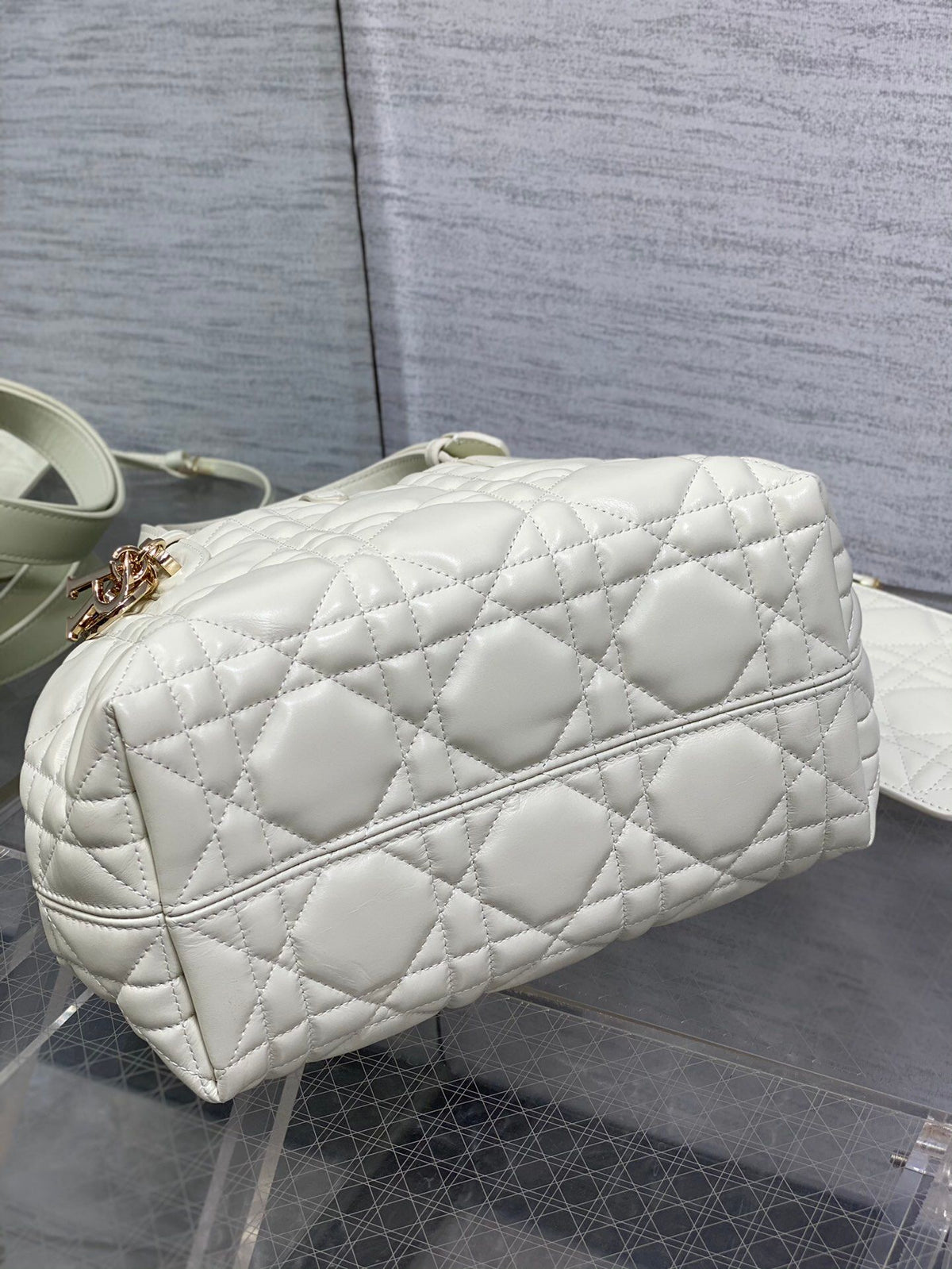 Small white ready-made. Take Toujours for travel. The oversized rhombus design is paired with classic letter accessories. It is very modern and fashionable. The structure of the bag is very soft. The calfskin material is full of high-end feeling. The