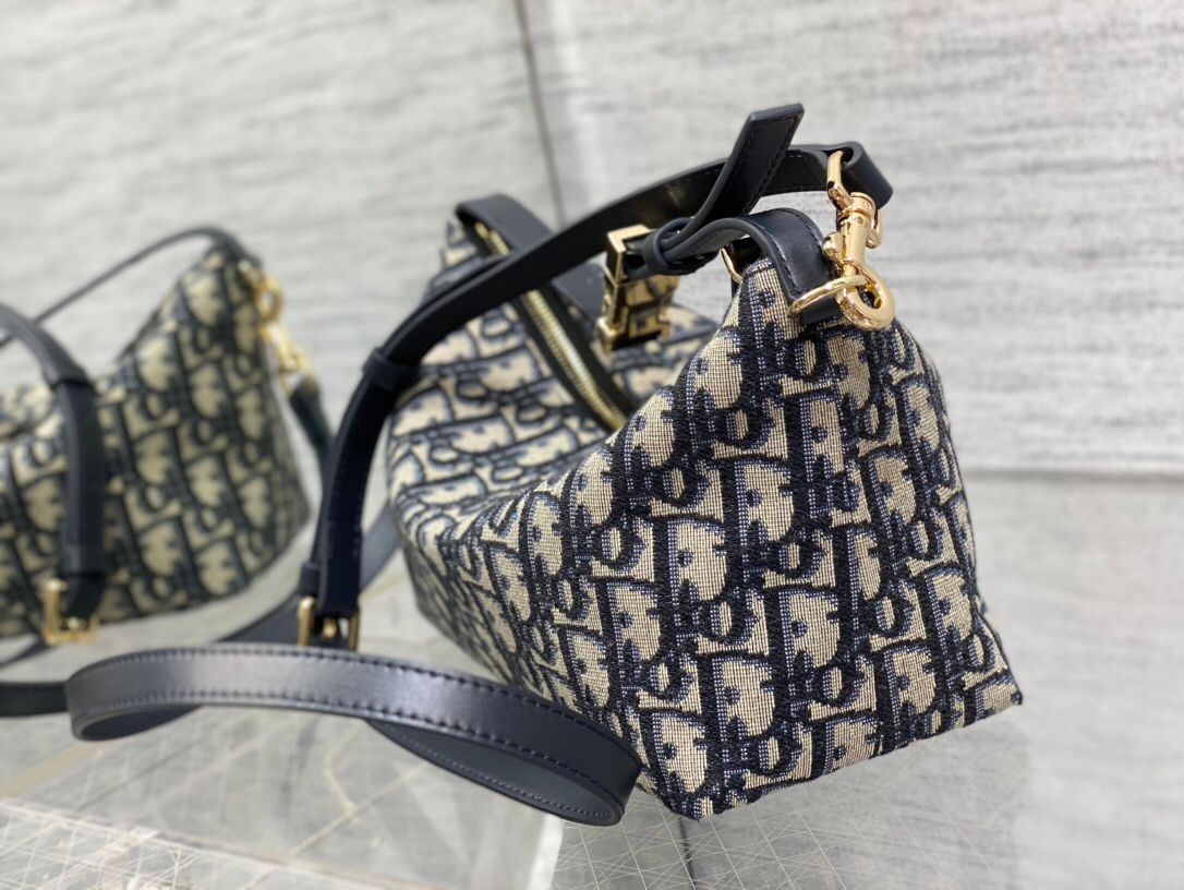 Lunch box bag 2024 new update with shoulder strap 2024 latest lunch box bag I have to recommend it. Brick cabinet hot style. Same diamond pattern, classic old flower embroidery, iconic letters. Very light for personal use. The capacity is also good. It