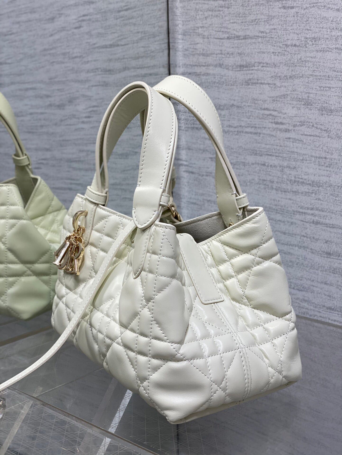 Small white ready-made. Take Toujours for travel. The oversized rhombus design is paired with classic letter accessories. It is very modern and fashionable. The structure of the bag is very soft. The calfskin material is full of high-end feeling. The