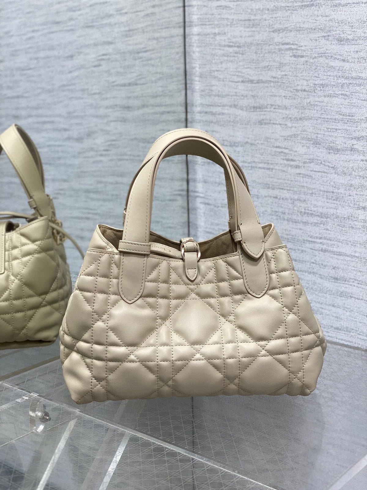 The small light apricot is in stock. Take Toujours for travel. The oversized rhombus design is paired with classic letter accessories. It is very modern and fashionable. The structure of the bag is very soft. The calfskin material is full of high-end