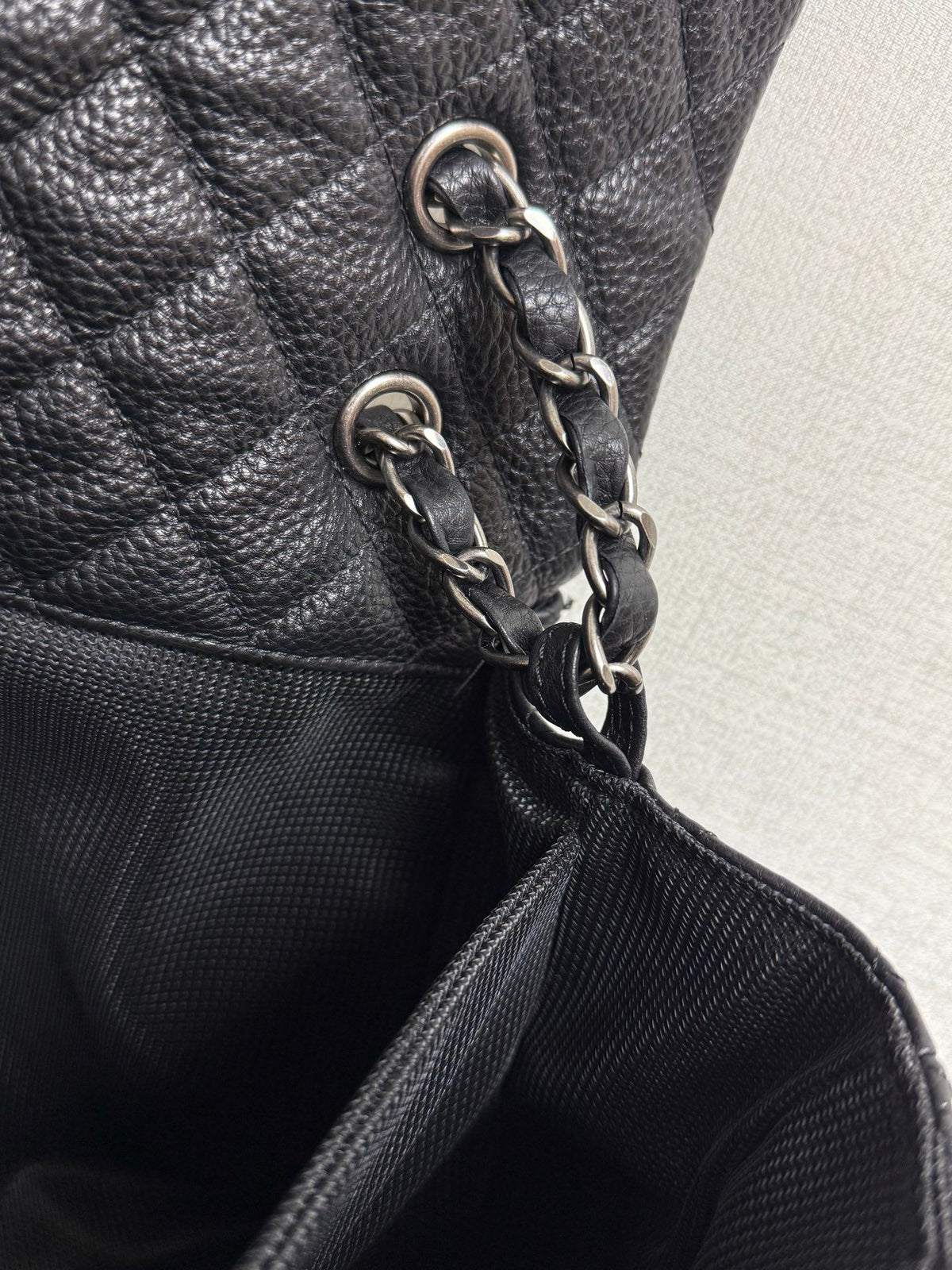 Now in stock, the airport bag is definitely a treasure. When I walk on the street with it on my back, I feel the wind becomes gentle and flattering. It has an aura of 2.8 meters and is windy even when I walk. The XXL Big Mac capacity is simply a Doraemon