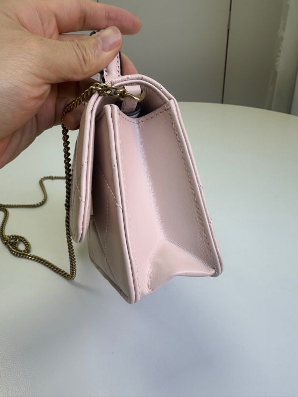 Black Kira diamond patterned mini handheld chain with coin clip layer, leather longitudinal extension, diamond patterned fluffiness like clouds, outlining diverse contours, combined with inclined double T logo decoration and dense inlay technology, making