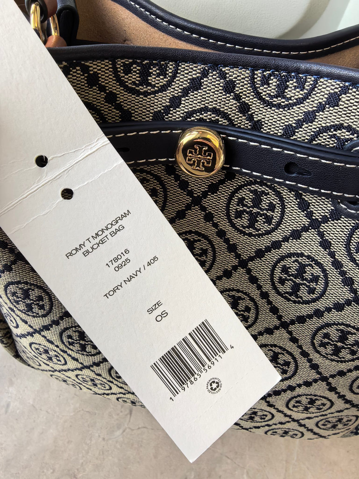 Number 923 Blue Flower Toryburch Brand New Drawstring Shopping Tote ROMY Handheld Crossbody Bucket Bag with Delicate and Thick Head Layer Leather Material and Soft Waist Contour. It is the ultimate daily handbag with light weight and spacious interior