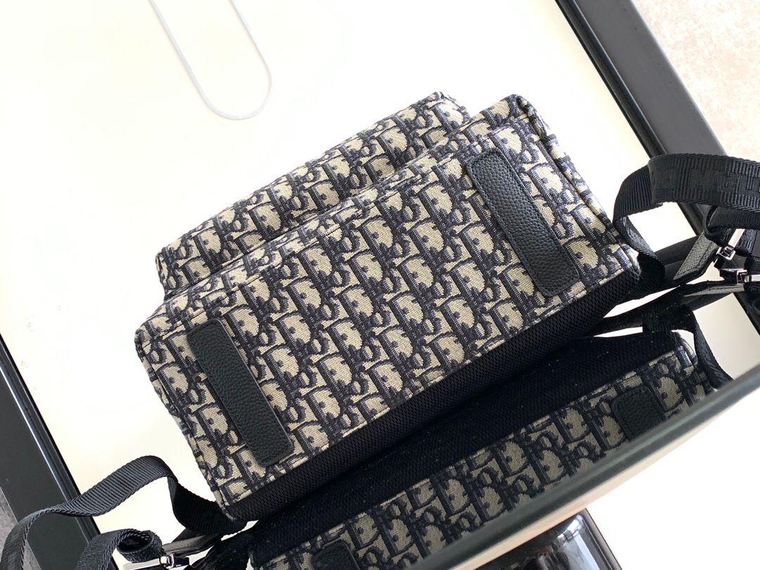 Large black text label. Top original order. This Rider backpack has a simple silhouette. The classic collegiate style is full of vitality. It is fashionable and modern. It is carefully made of beige and black jacquard fabrics and decorated with Oblique