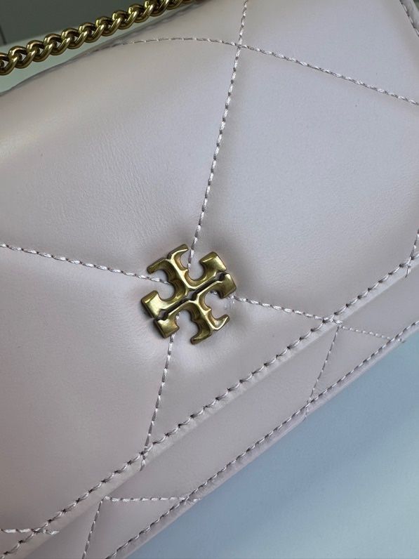 Black Kira diamond patterned mini handheld chain with coin clip layer, leather longitudinal extension, diamond patterned fluffiness like clouds, outlining diverse contours, combined with inclined double T logo decoration and dense inlay technology, making