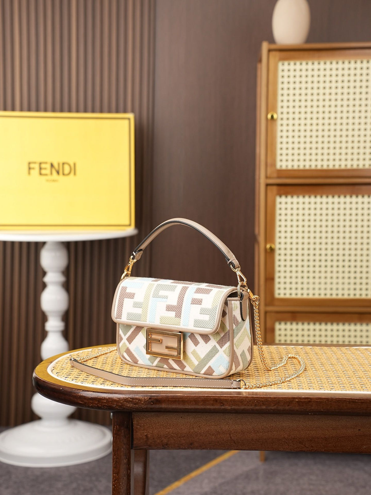 Model 6004, small size 20cm, FENDI's popular classic Baguette, crafted from high-quality canvas with advanced techniques. The entire bag features double FF three-dimensional embroidery, boasting an unparalleled texture. It comes with a detachable shoulder