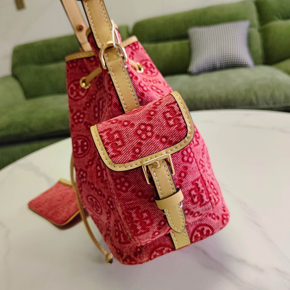One of the design elements of Tory Burch's popular series, Eleanor Small Buet Bag Monogram, is the recognizable printing tool