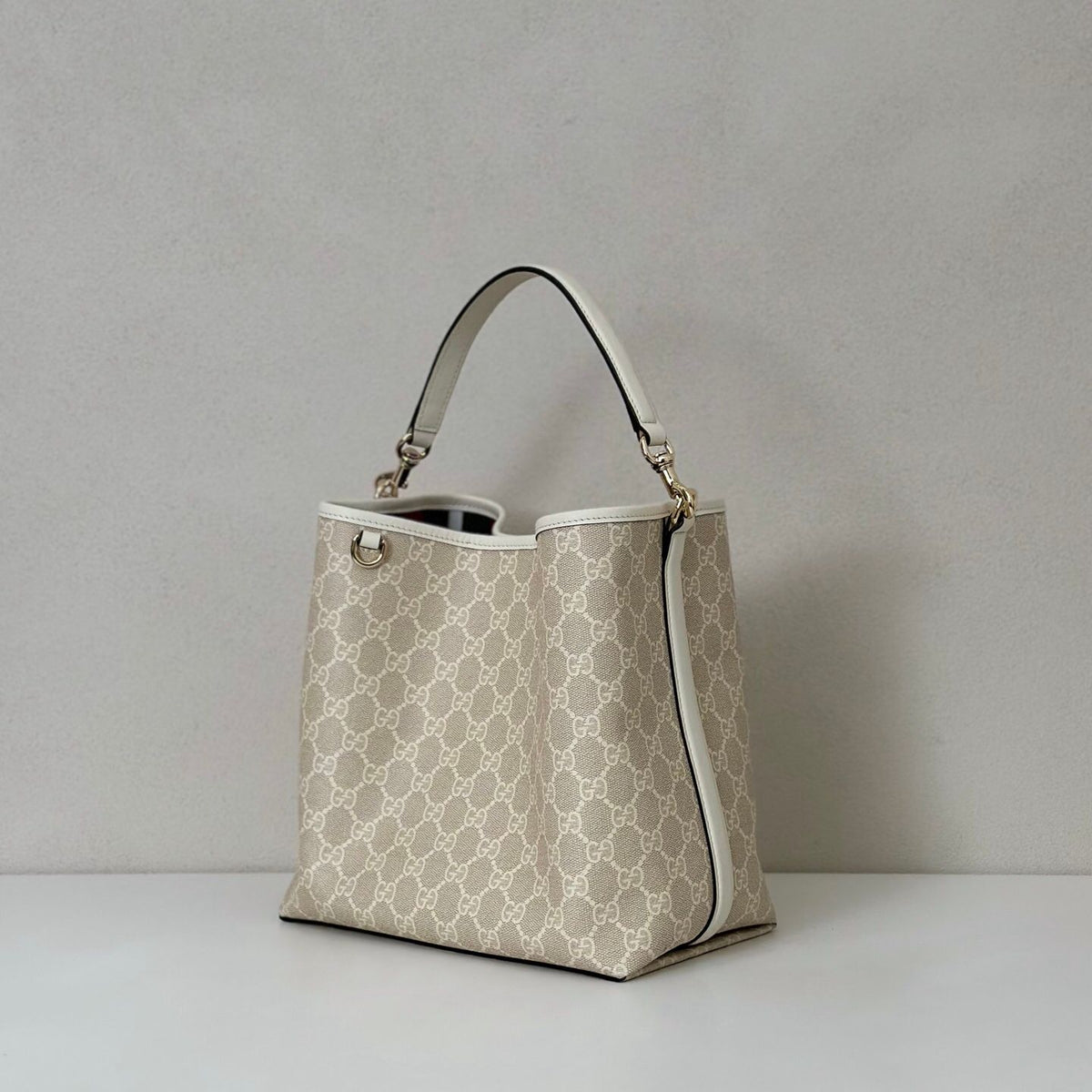 Top-grade original single product with original factory leather and complete packaging. Quality: top-grade original single product. Photographed in real life. Style number: 815103 white rubber. Dimensions: width 25x height 25x side width 15.5c