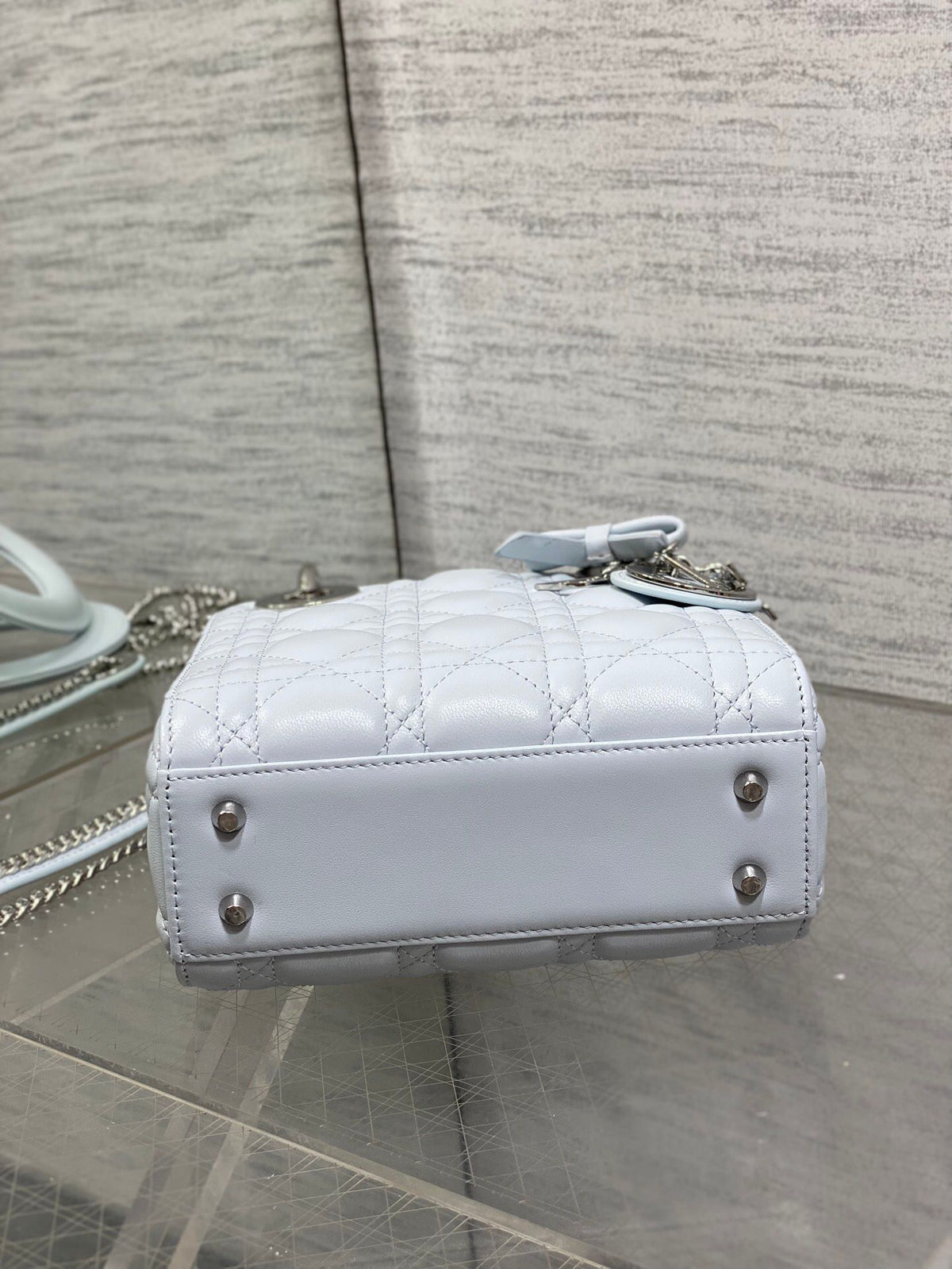 Glacier blue ready-made Classic Lady three-compartment bow bag. A must-have three-compartment small bag for everyone. Charming, elegant and full of aura. It is also full of femininity when carried cross-body. Classic fashion style. This beautiful bag is