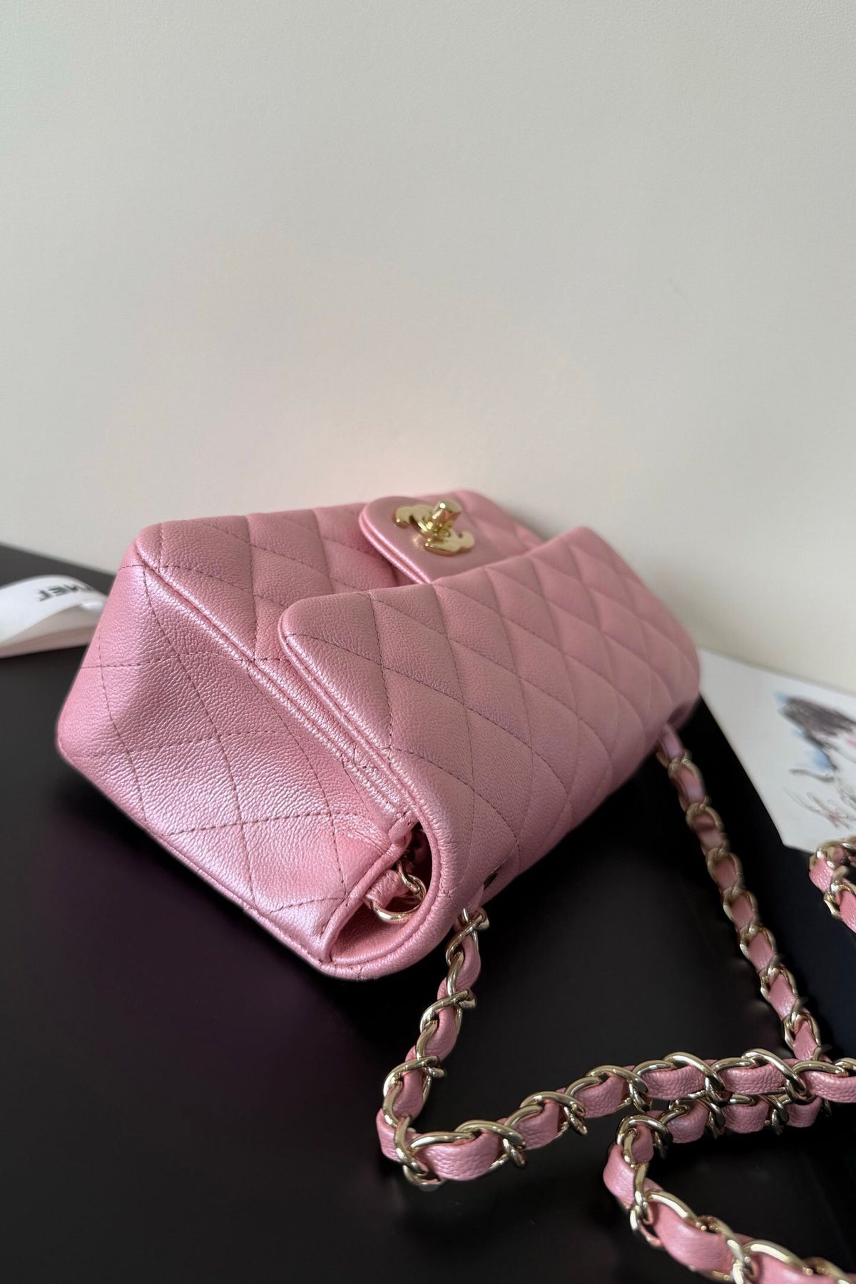 CF1116 new product fine ball pearlescent cowhide caviar (ball pattern) brand new upgraded version of the top original single item. Original leather imported from France. The fullness of the rhombus. The shape of the whole bag is particularly perfect in