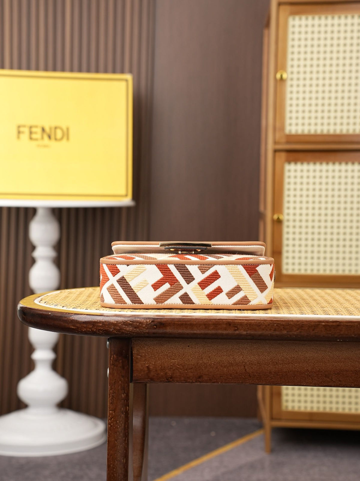 Model 6004, small size 20cm, FENDI's popular classic Baguette, crafted from high-quality canvas material, features double FF three-dimensional embroidery throughout the entire bag, creating an unparalleled texture. It comes with a detachable shoulder