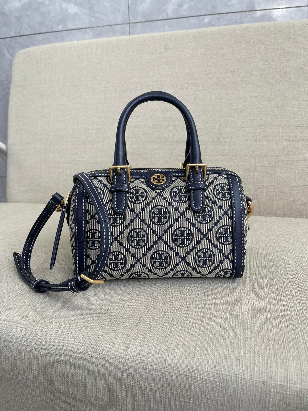 The hottest TB model is currently being produced by the OEM factory, and the latest bag is fully imported with a woven logo and customer supplied fabric. It is paired with imported cowhide with a zipper and a movable shoulder strap. The shoulder strap