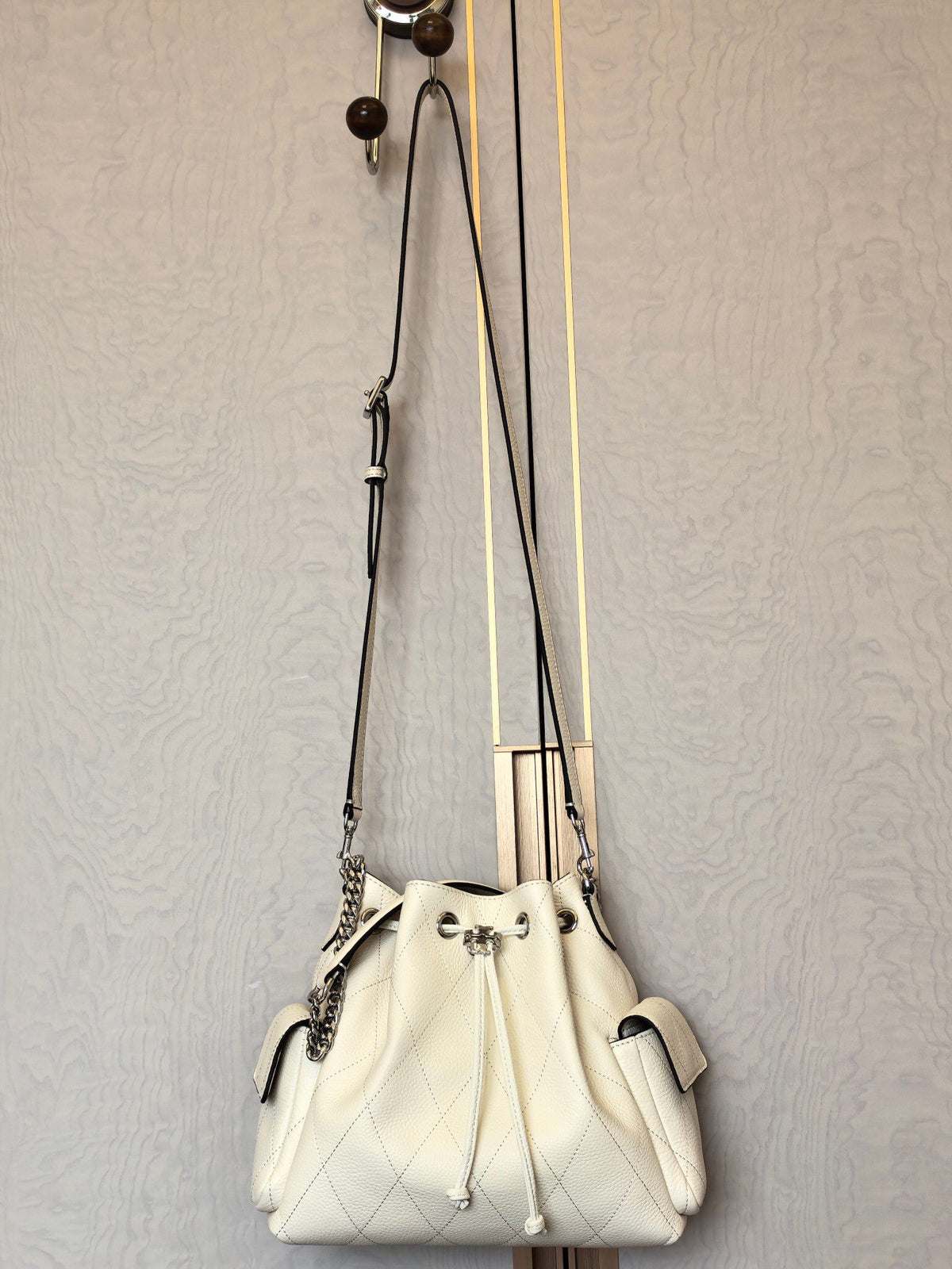 Small] TB Tang Li Bai Qi Charlie Cream White Large/Small Light Cream Oil Color Like a Small Cake This color is quite summer [Sun R] Available in both sizes, just arrived and has a schedule. Q me, thank you. Size 23.5x23x10.2