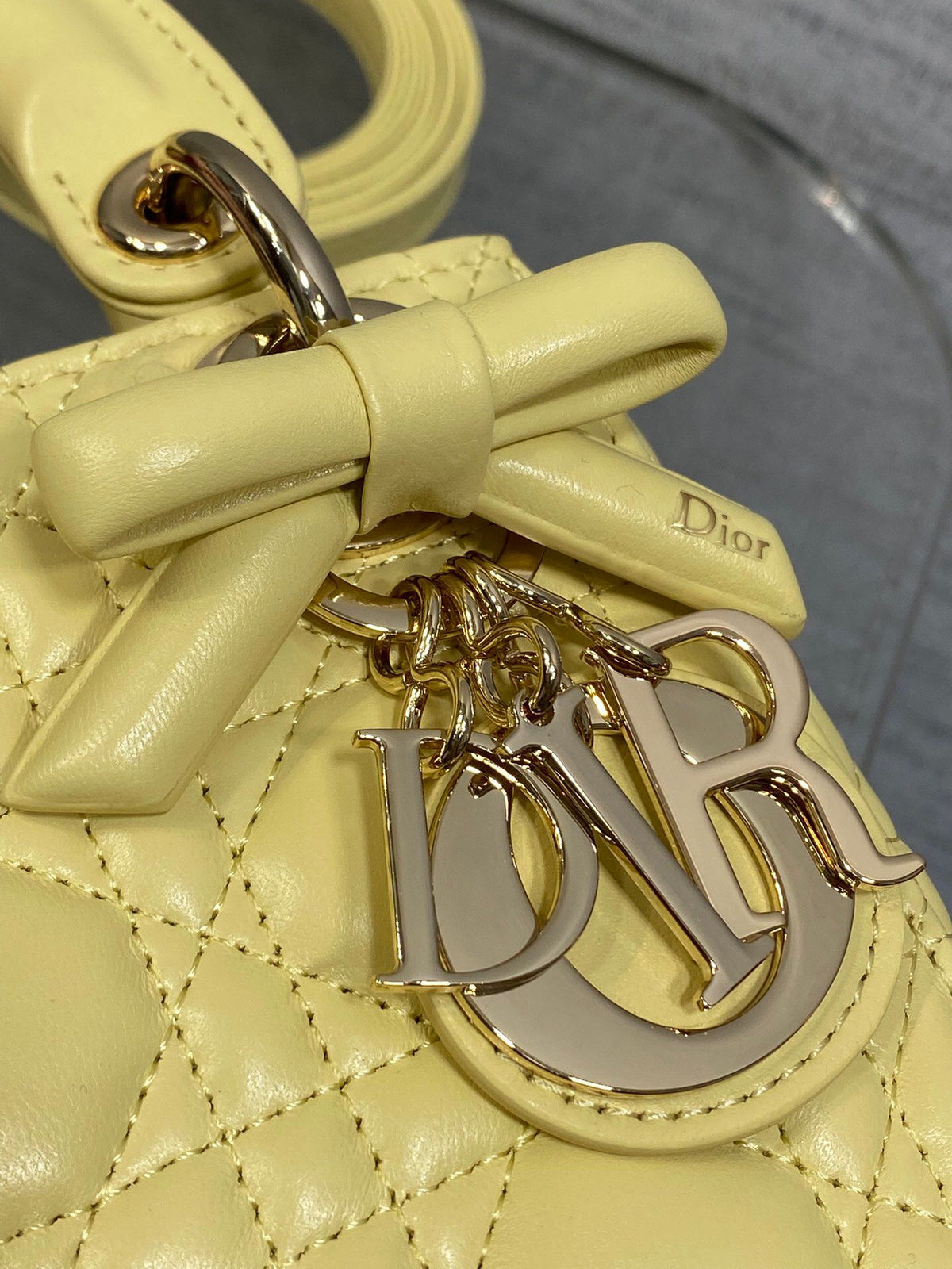 Chick yellow is in stock. Classic Lady's latest bow-tie Princess Diana bag. A must-have three-compartment bag for everyone. Charming, elegant and full of aura. It is also full of femininity when carried cross-body. Classic fashion style. This beautiful