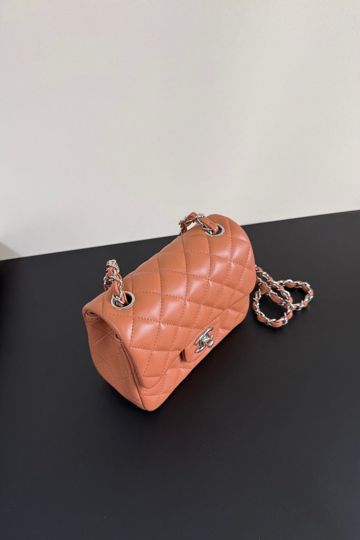 Caramel color silver buckle Classic Flap classic Cf square fat return is exquisite and durable. It is a timeless style that can be matched with anything.