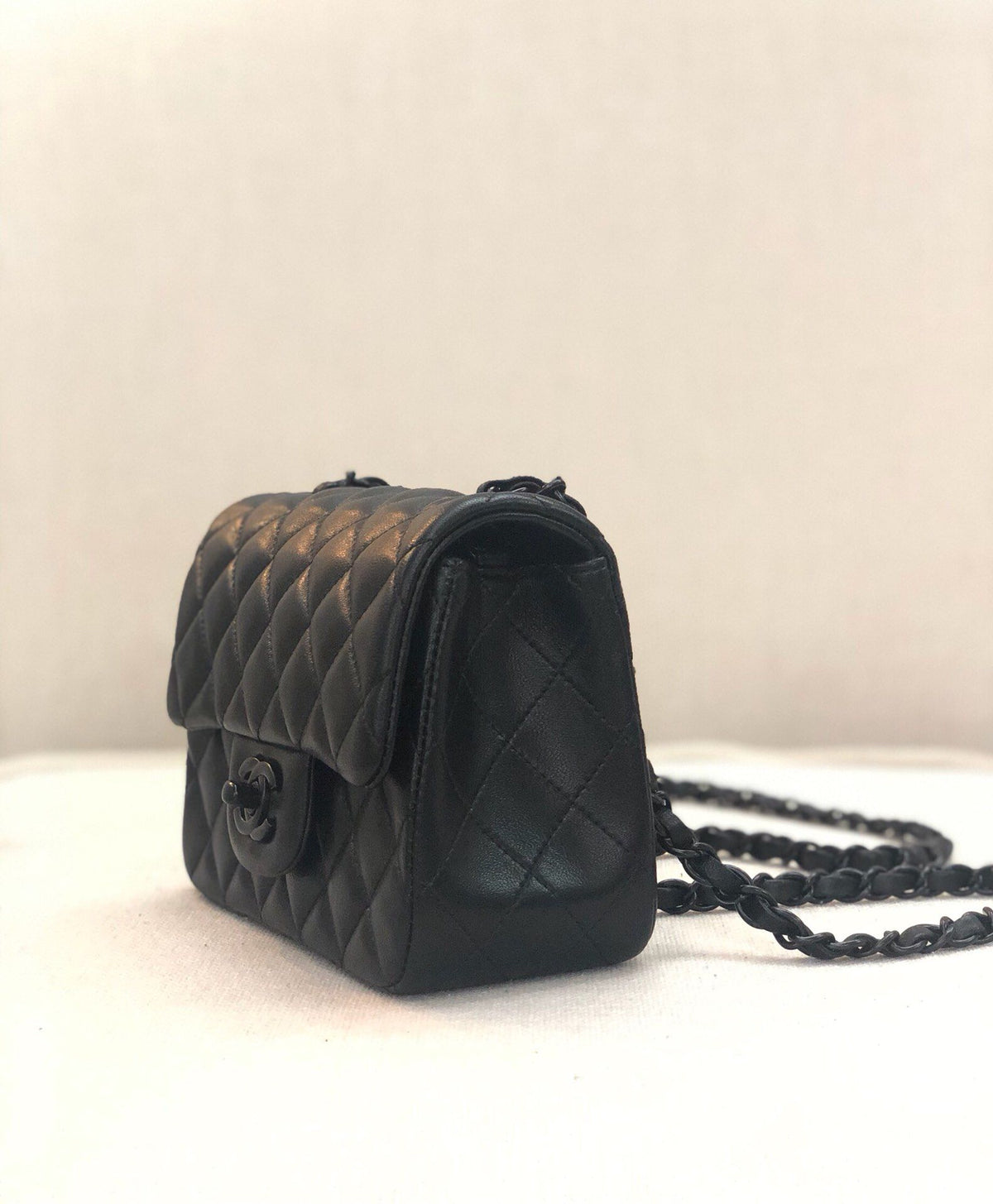 cm shipped, classic CF black gun hardware, classic full rhombus, imported sheepskin lining is also matching black lambskin, cool to the end, brand new upgraded version, super good leather, conscientious work, size 17cm p680