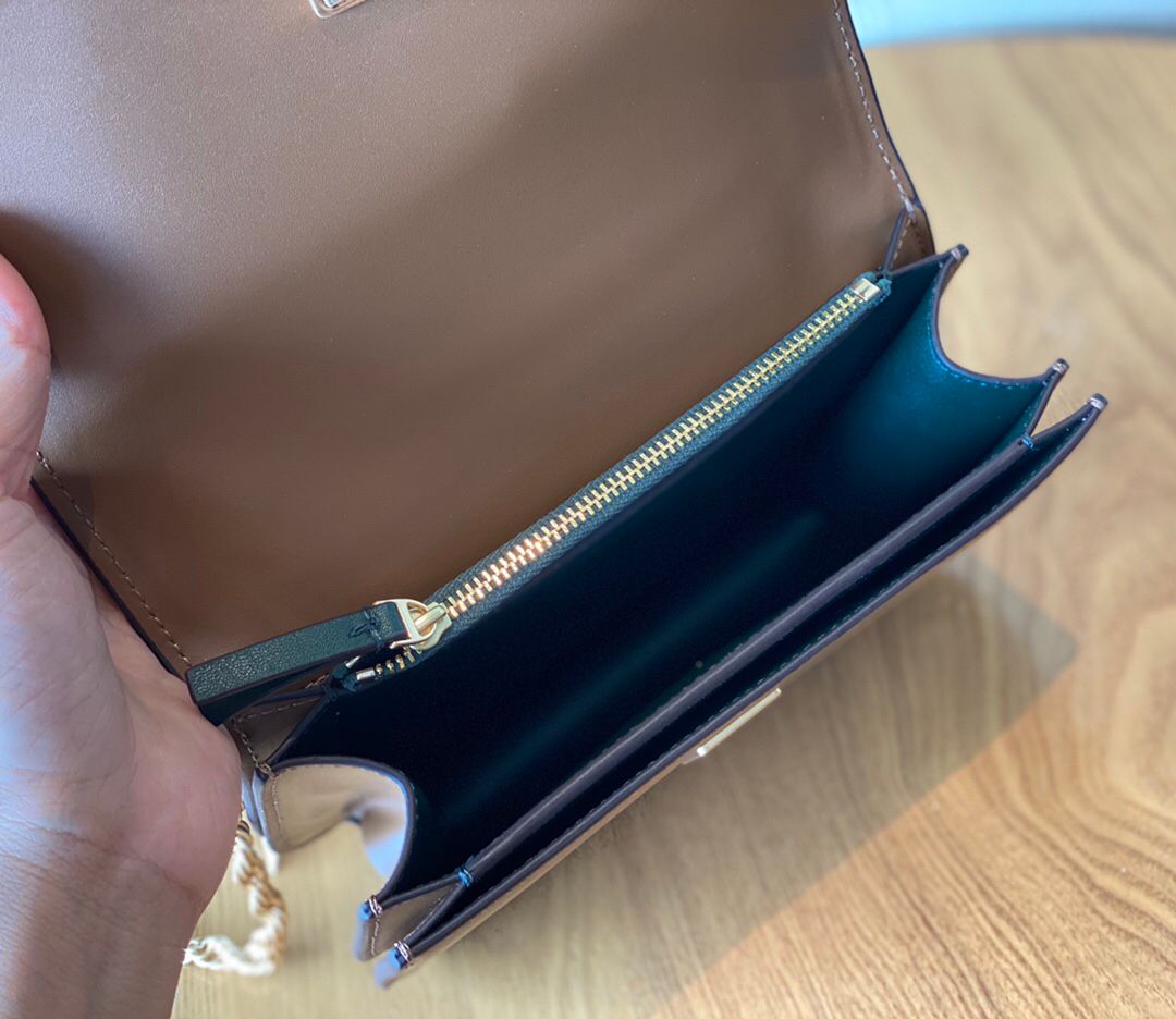 The apricot colored TORY BURCH ELEANOR SAMLL CONVERTIBLE SHOULDET BAG new tofu bag classic box bag is undoubtedly a good-looking and practical style with a stiff body