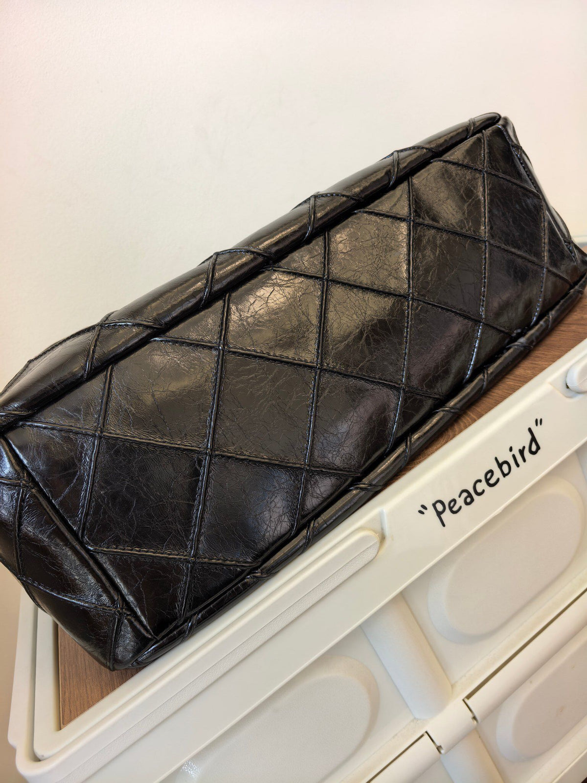 Oil wax black TORY BURCH FLEMING DISTRESSED LARGE TOTE Lingge tramp bag Oil wax cowhide+classic Lingge quilting texture Soft and wear-resistant metal chain shoulder belt Slightly retro drawstring design Super loose bag type Random change capacity Large