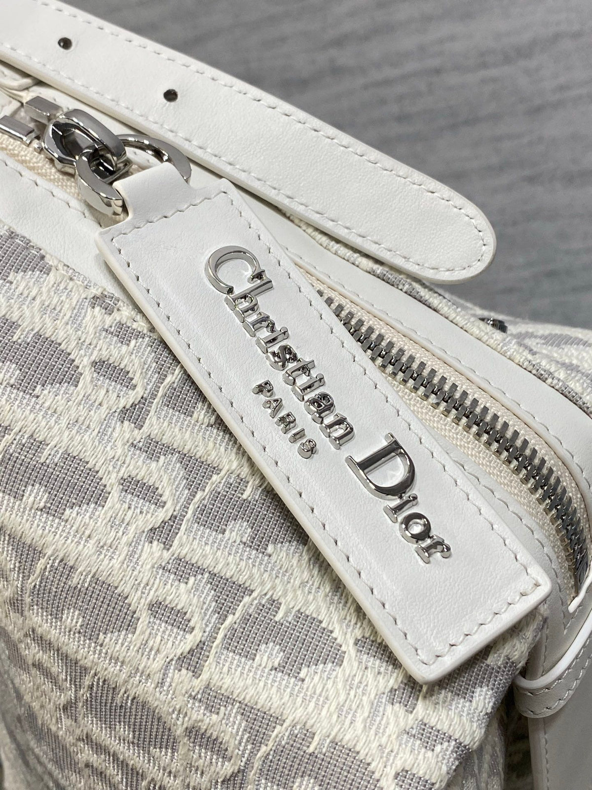 Small size in stock Journey white gray cloth silver buckle series It feels so summery. The white gray cloth fabric is matched with milky white calfskin. The light color looks fresh and healing. The hobo bag has a relaxed feeling. The shape of the bag is