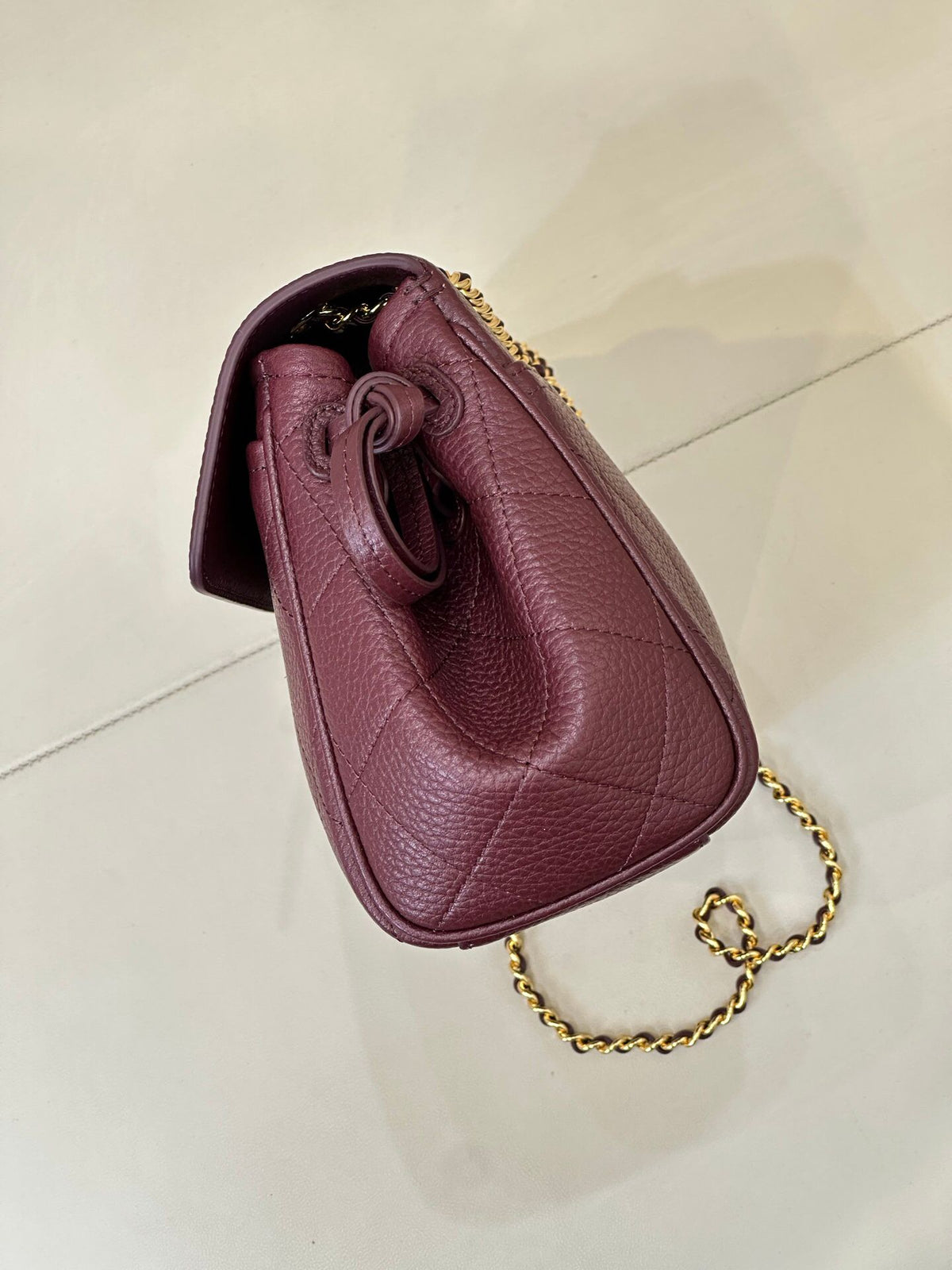 Burgundy, a mellow retro burgundy, responsible for the atmosphere of autumn and winter. It is more restrained and calm than the regular red. It is a perfect match for the coat. It directly fills the atmosphere of holiday parties.