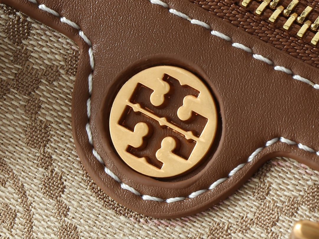 Top tier original small size in Guangzhou, original order quality, new product attention to details TORY BURCH T MONOGRAM mini jacquard wine barrel bag. This series uses woven jacquard fabric to create a charming and timeless style with unique stitching