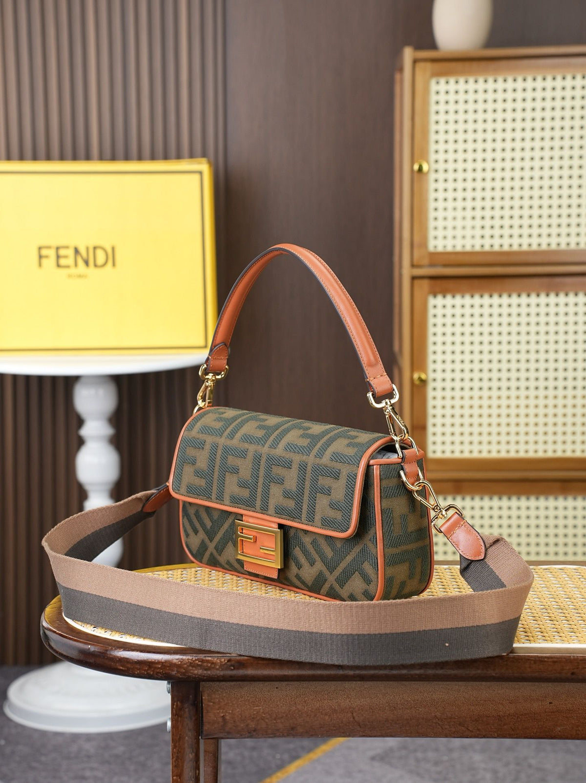 Model 18004, size 266.5 x 13.5 cm, top-grade original FENDI, popular classic Baguette. The raw material is made of high-quality canvas craftsmanship. The entire bag features double FF three-dimensional embroidery, with an unparalleled texture. It comes