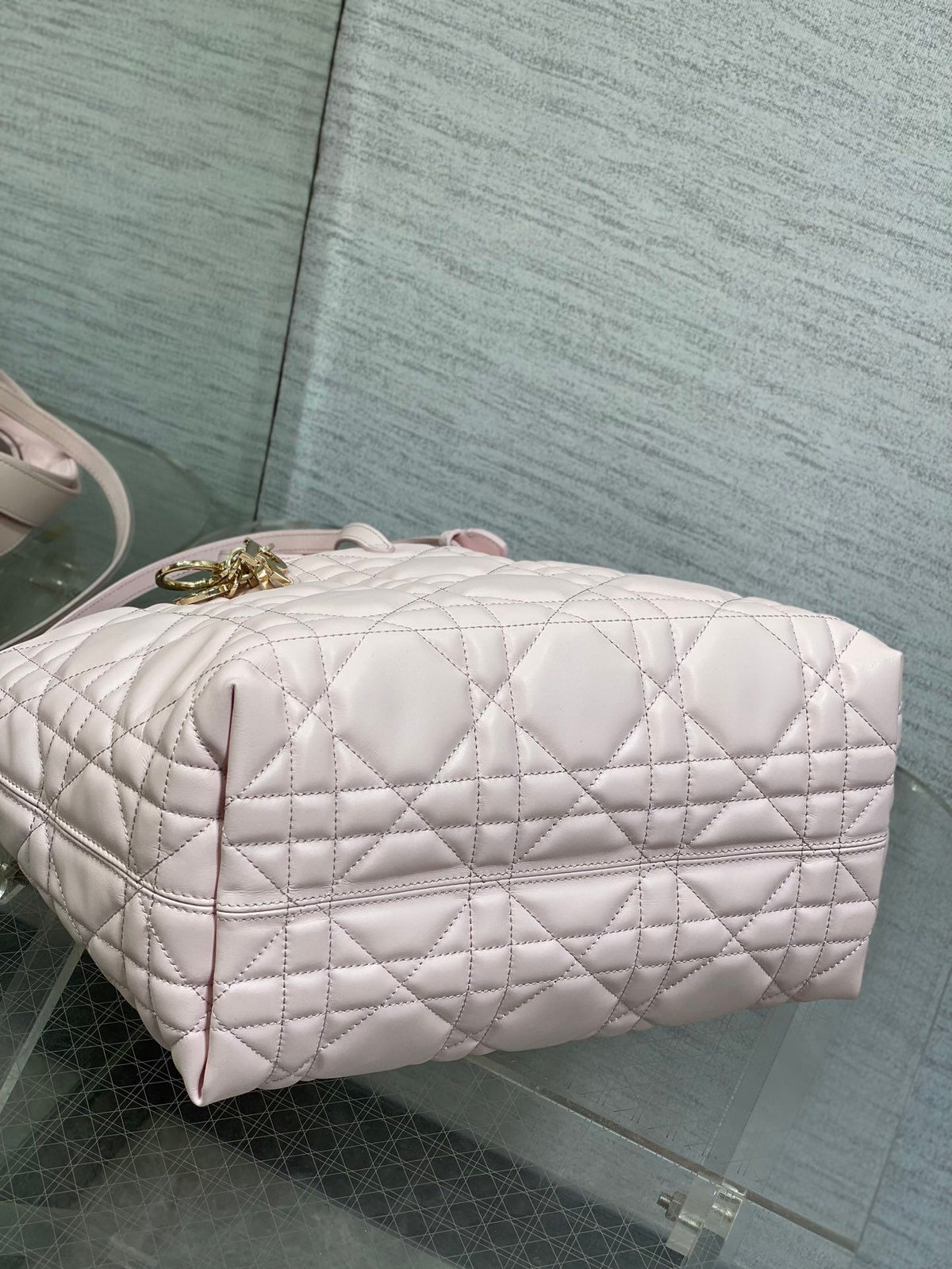Medium size in stock. The latest sweet pink of Toujours series brick cabinet. It’s a bit too beautiful. The color of the high-value pink bag is super tender and super summer. It is a pinkish purple with low saturation. It is easy to handle the macaron