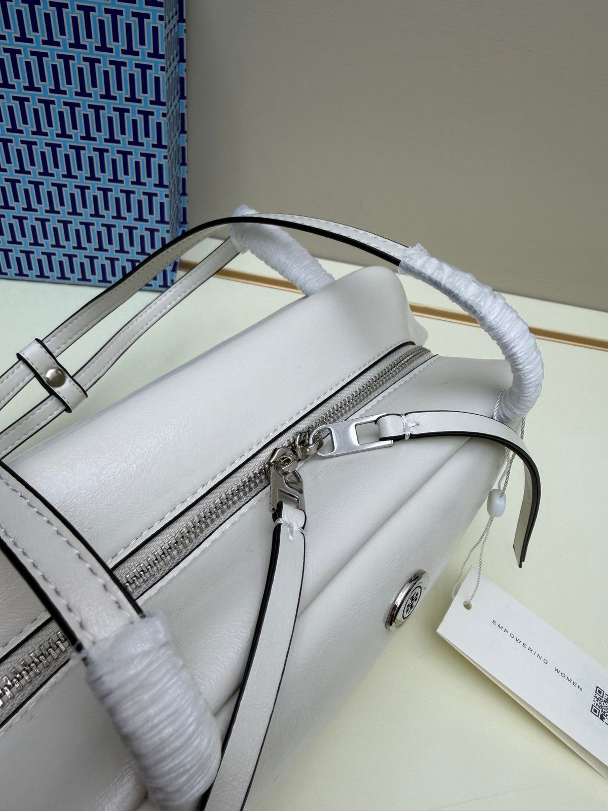 TORY BURCOBINSON SATCHEL's new bowling bag is made of oil wax cowhide material, which has a delicate, durable, simple and atmospheric feel. The front brand metal logo is highly recognizable and durable. The bag has a round shape and a large capacity