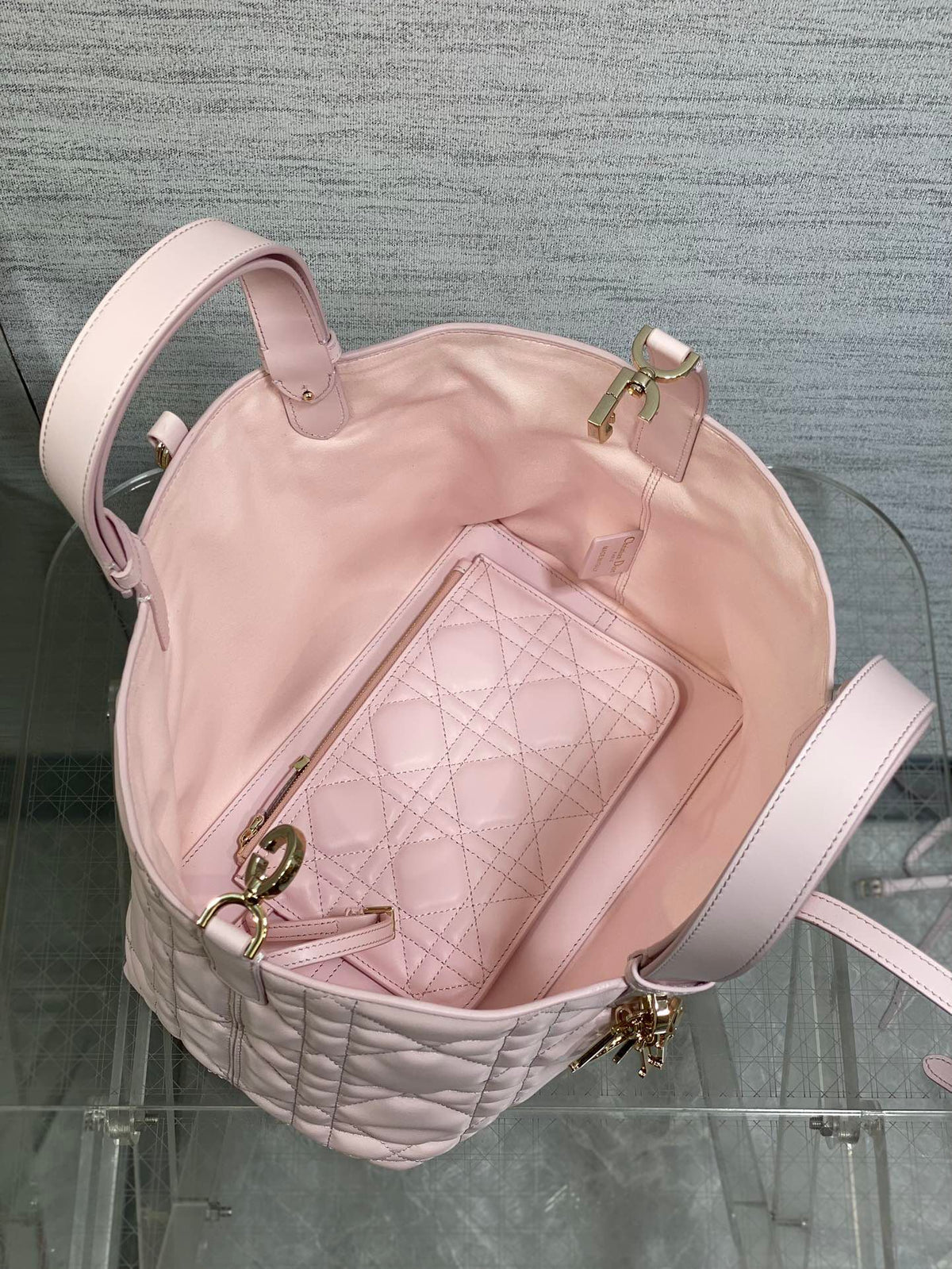 Medium size in stock. The latest sweet pink of Toujours series brick cabinet. It’s a bit too beautiful. The color of the high-value pink bag is super tender and super summer. It is a pinkish purple with low saturation. It is easy to handle the macaron