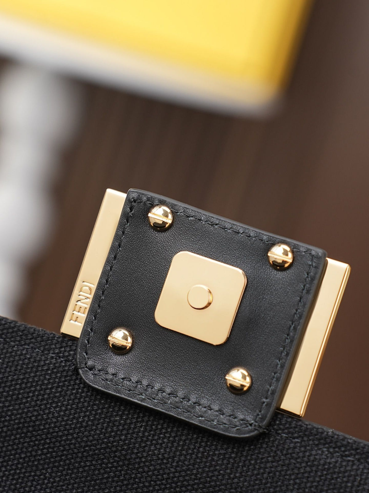 Model 6004, small size 20cm, FENDI's popular classic Baguette, crafted from high-quality canvas material, features double FF three-dimensional embroidery throughout the entire bag, creating an unparalleled texture. It comes with a detachable shoulder