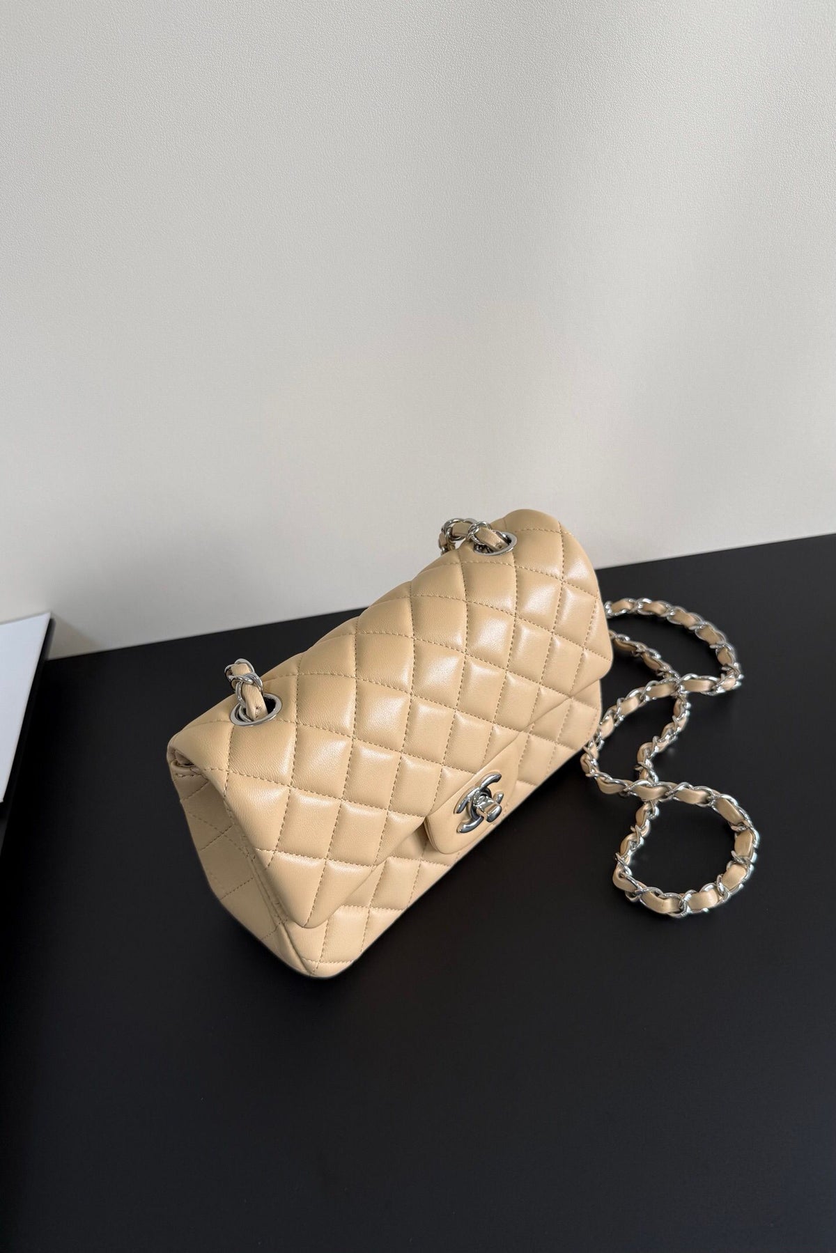 Upgraded version (full leather inside and outside) CF 20cm lambskin. Exclusive good product on the market. Please see the pictures for leather details and workmanship. It is perfect. Welcome to compare. 116 apricot silver buckle.
