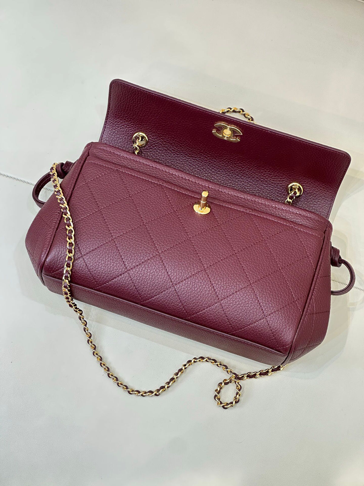 Burgundy, a mellow retro burgundy, responsible for the atmosphere of autumn and winter. It is more restrained and calm than the regular red. It is a perfect match for the coat. It directly fills the atmosphere of holiday parties.