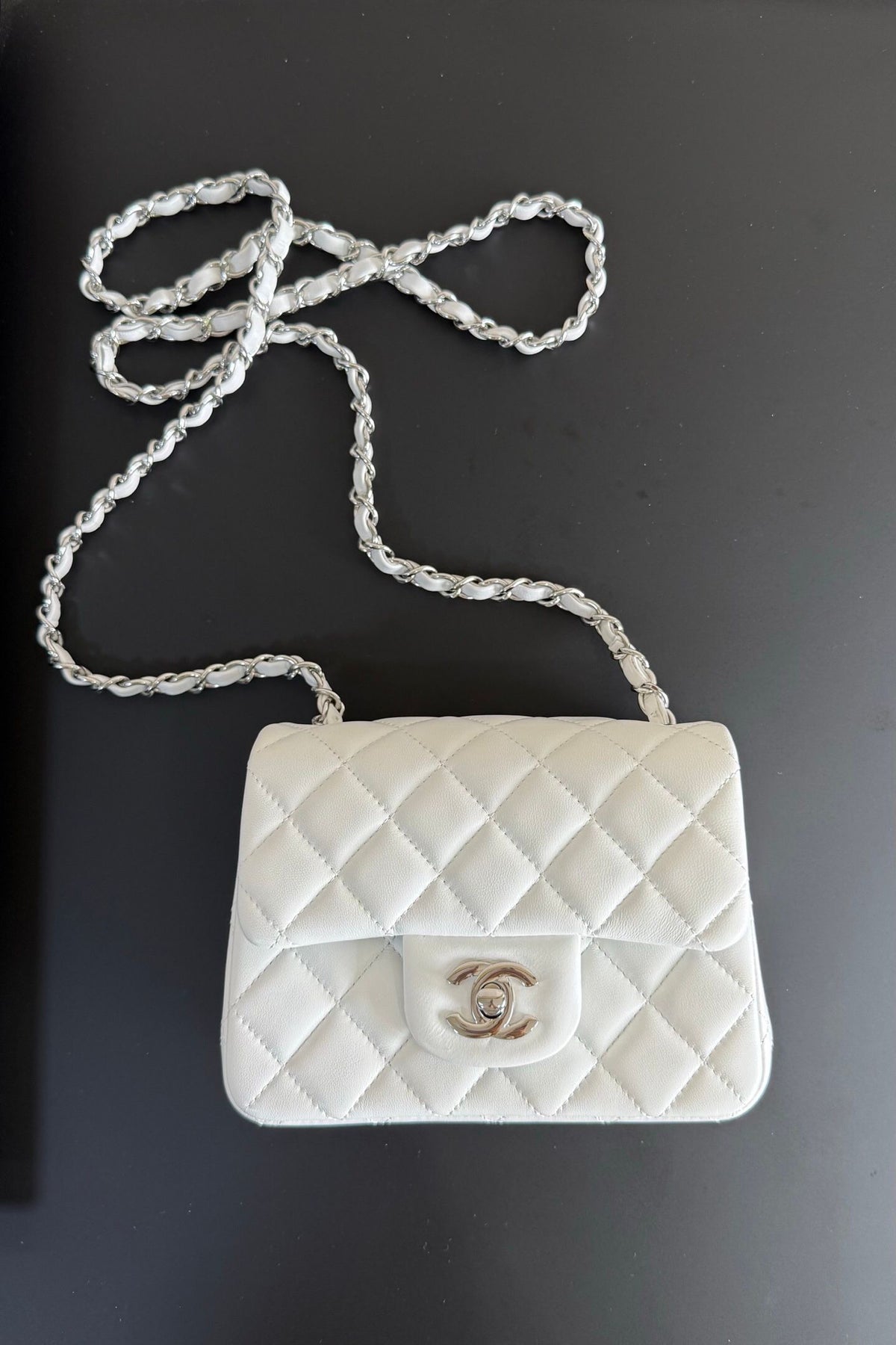 White silver buckle Classic Flap classic Cf square fat return is exquisite and durable, a timeless style that can be matched with anything