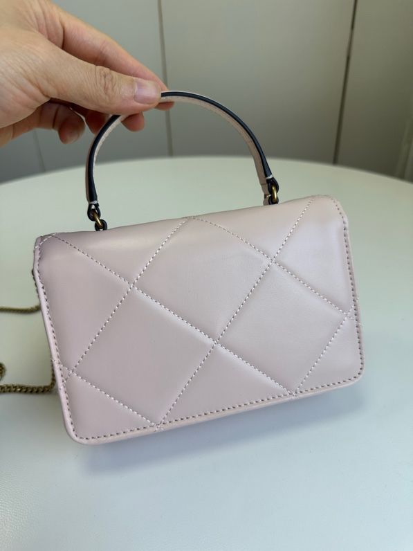 Black Kira diamond patterned mini handheld chain with coin clip layer, leather longitudinal extension, diamond patterned fluffiness like clouds, outlining diverse contours, combined with inclined double T logo decoration and dense inlay technology, making