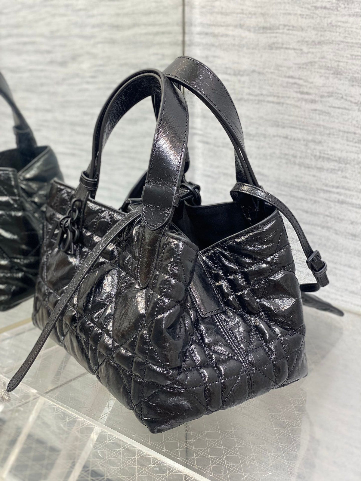 The small oil waxed leather is in stock. Take Toujours with you when traveling. The oversized rhombus design is paired with classic letter accessories. It is very modern and fashionable. The structure of the bag is very soft. The calfskin material is