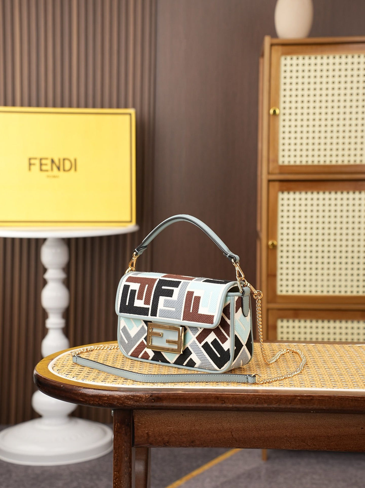 Model 6004, small size 20cm, FENDI's popular classic Baguette, crafted from high-quality canvas with advanced techniques. The entire bag features double FF three-dimensional embroidery, boasting an unparalleled texture. It comes with a detachable shoulder
