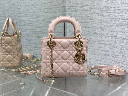 Rouge powder is in stock. Classic Lady bag. Iconic letter pendant. Classic rhombus. Excellent hand-feeling sheepskin. A must-have three-compartment bag. Charming, elegant and full of aura. It is also full of femininity when carried cross-body. Classic